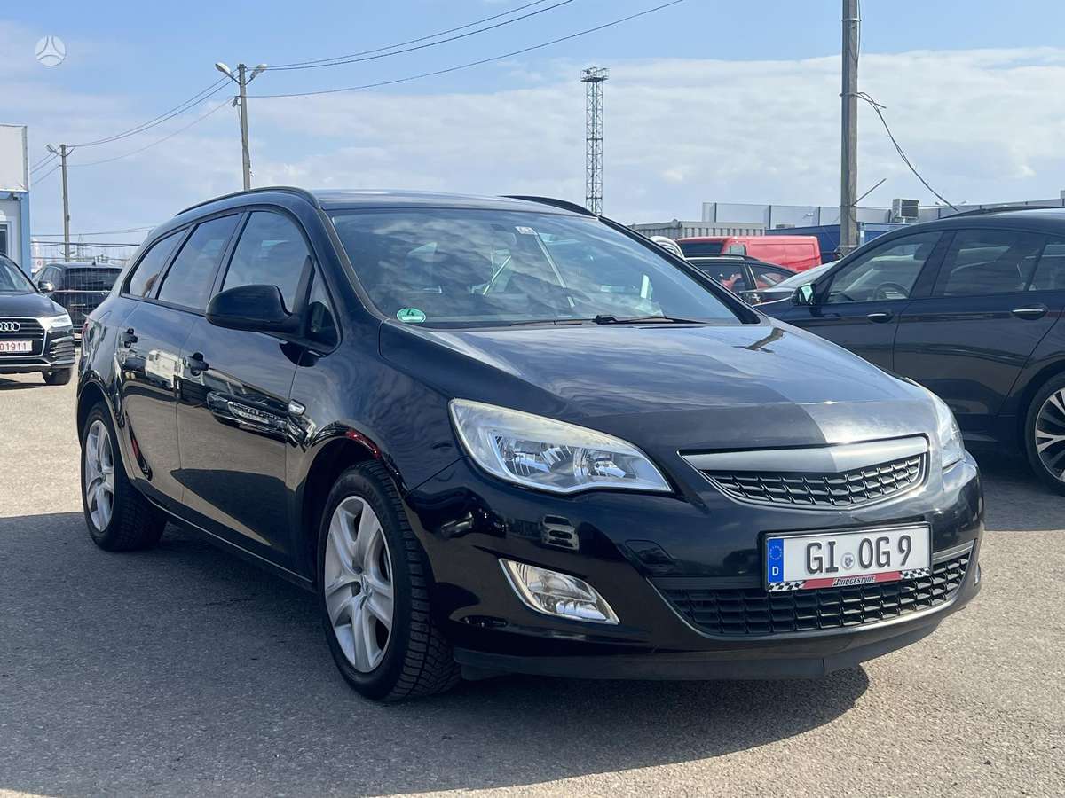 Opel Astra 2011 — interior