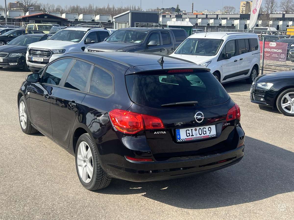 Opel Astra 2011 — photo 7