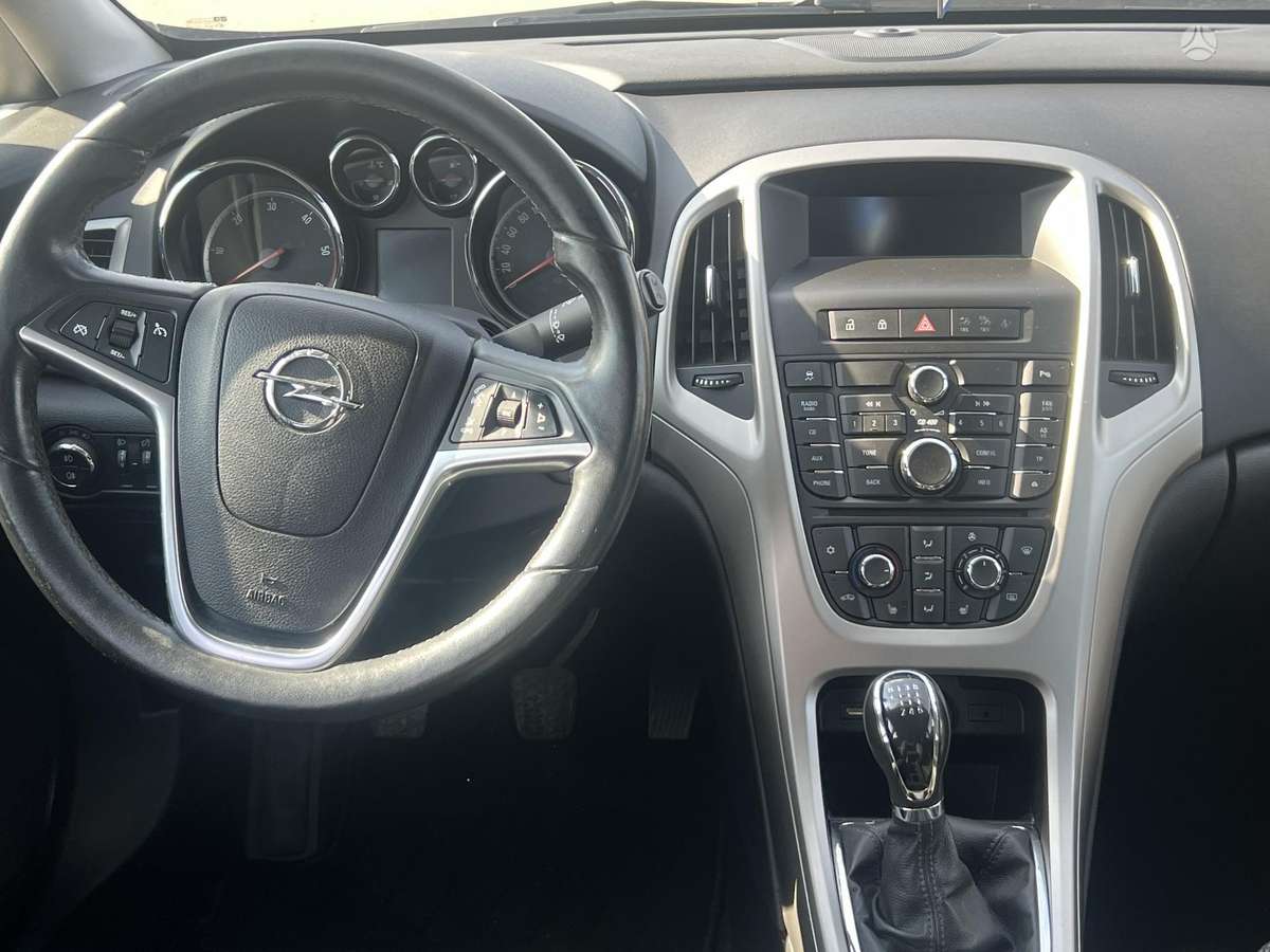 Opel Astra 2011 — photo 8