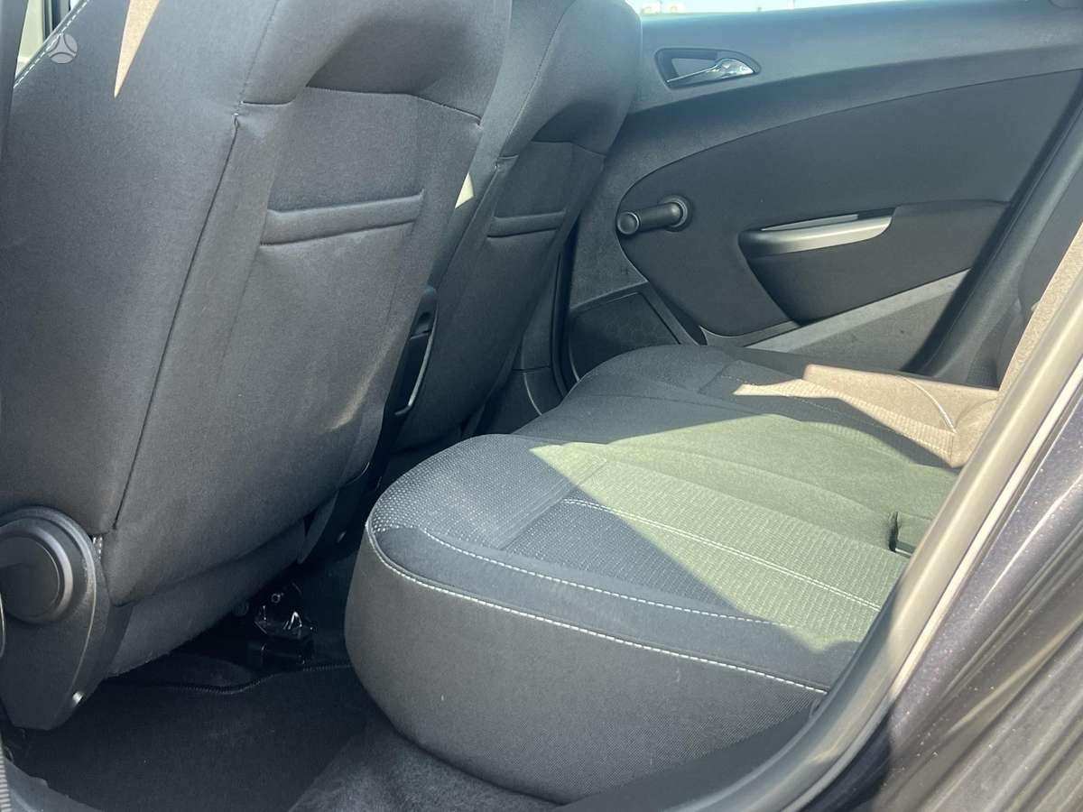 Opel Astra 2011 — photo 9