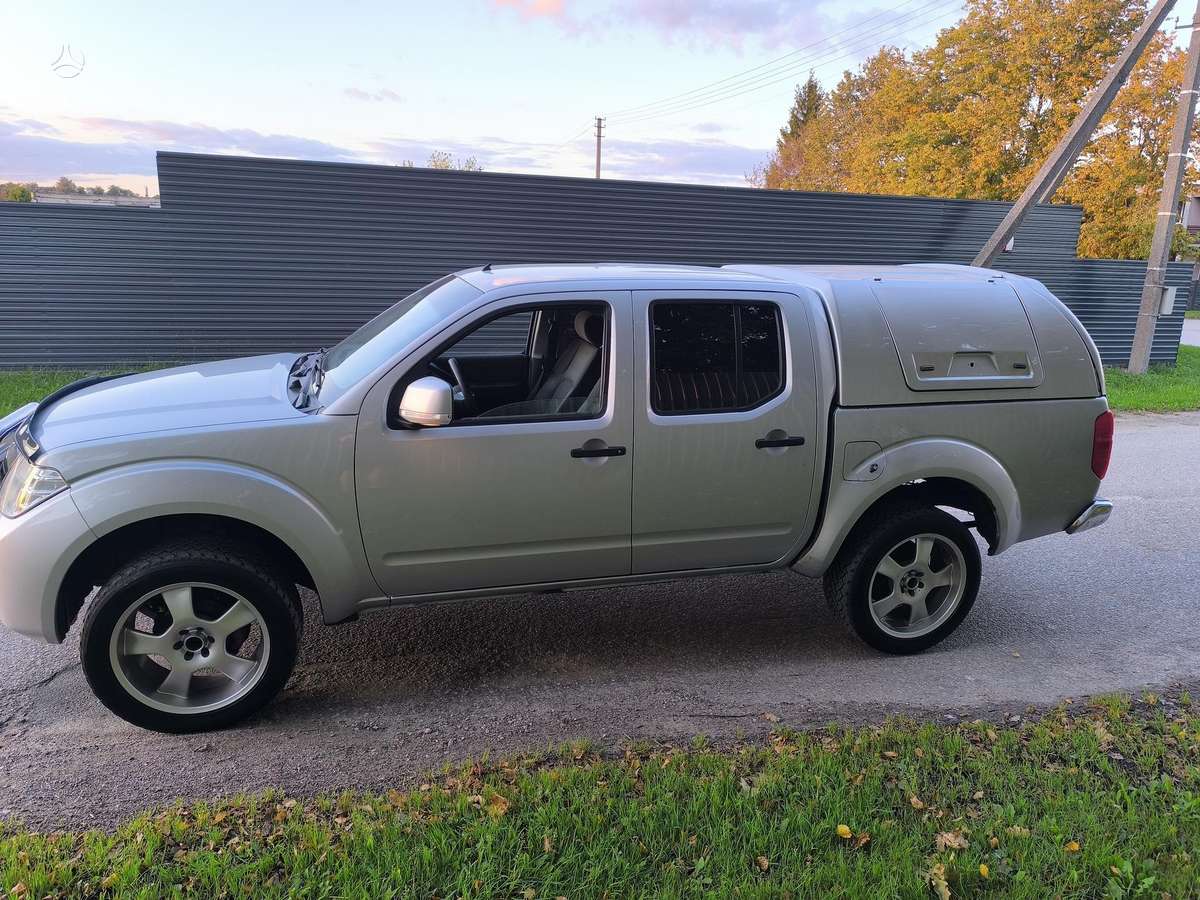 Nissan Navara 2011 — rear view