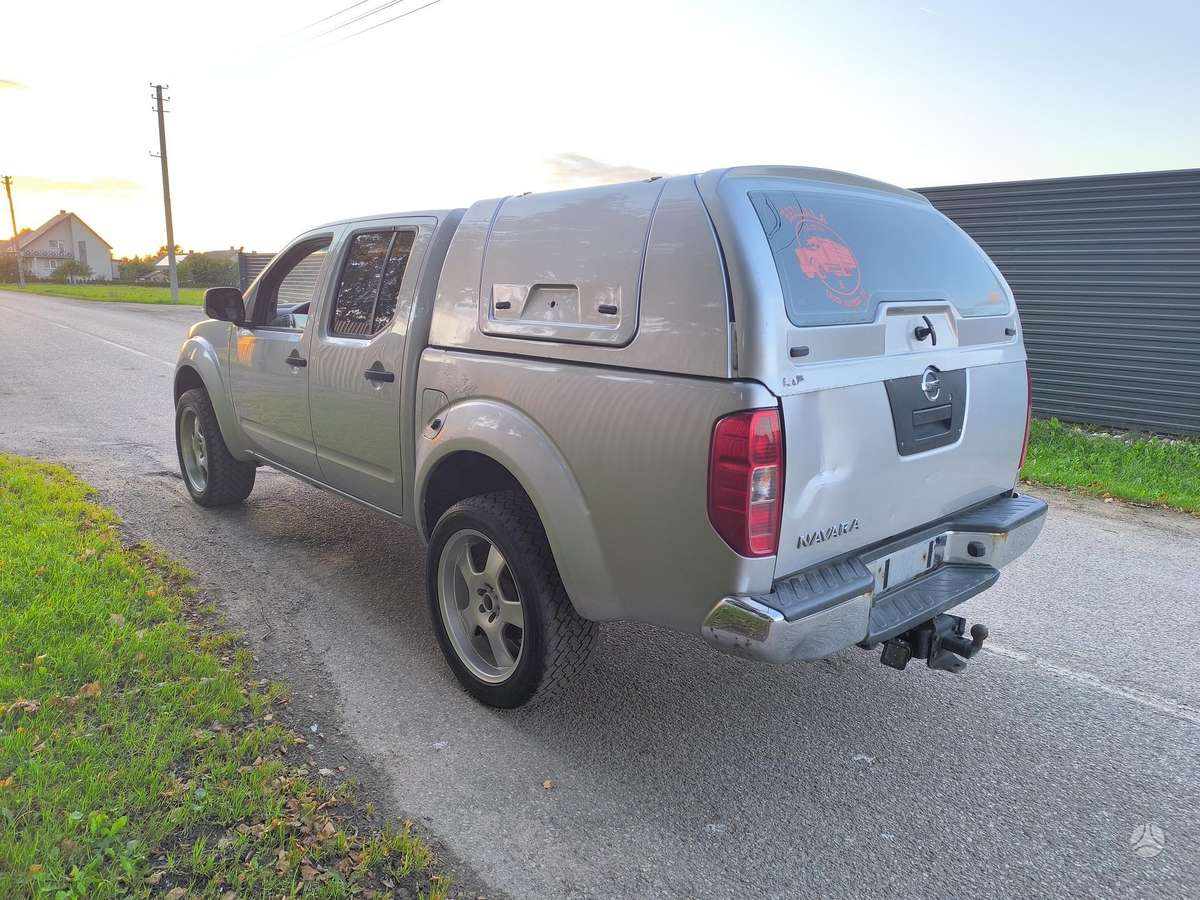 Nissan Navara 2011 — interior