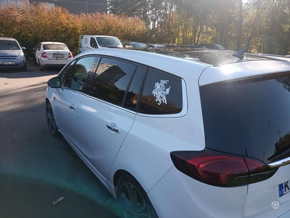 Opel Zafira 2013 — rear view