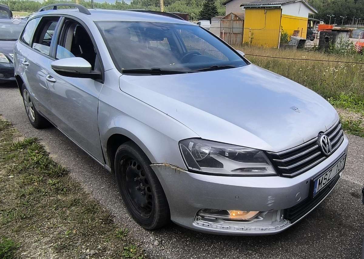 Volkswagen Passat 2013 — rear view