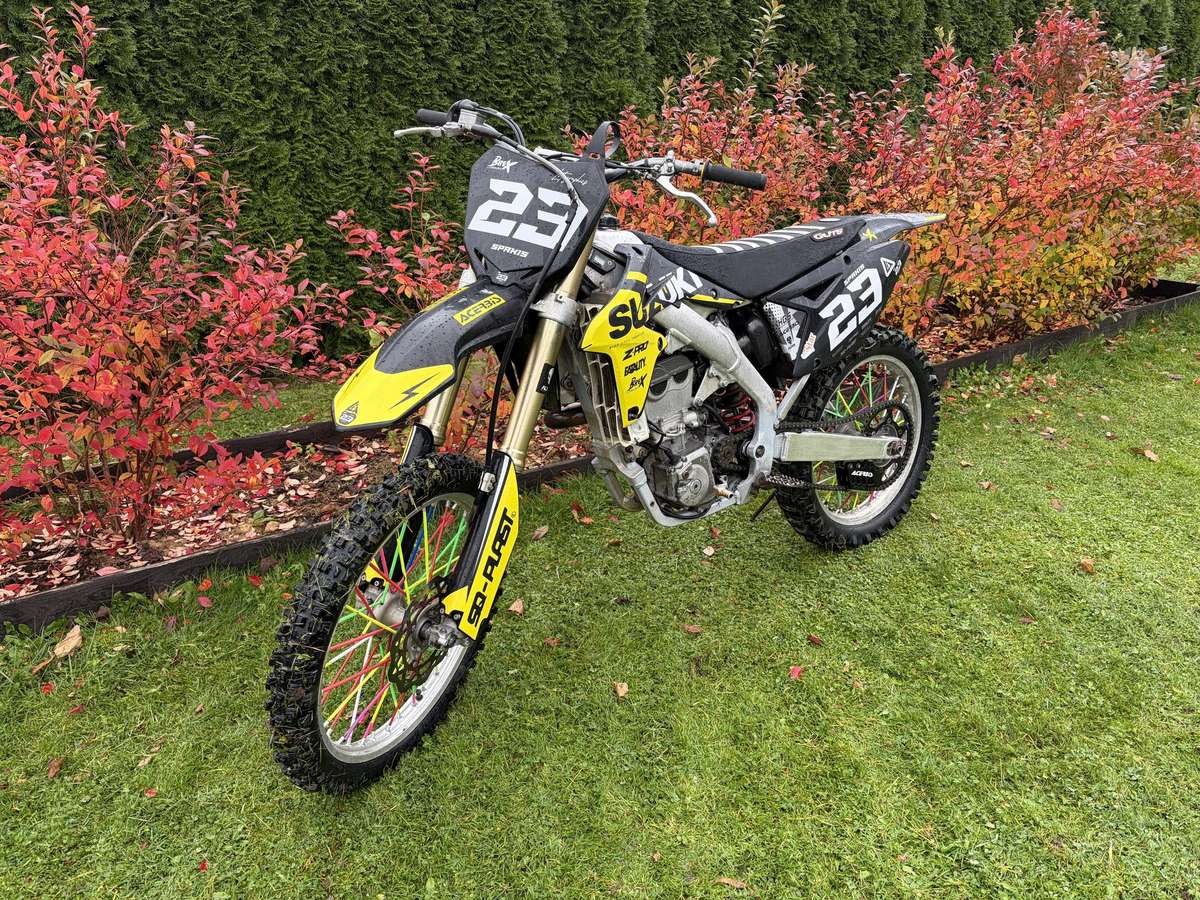 Suzuki RMZ 2011 — вигляд ззаду