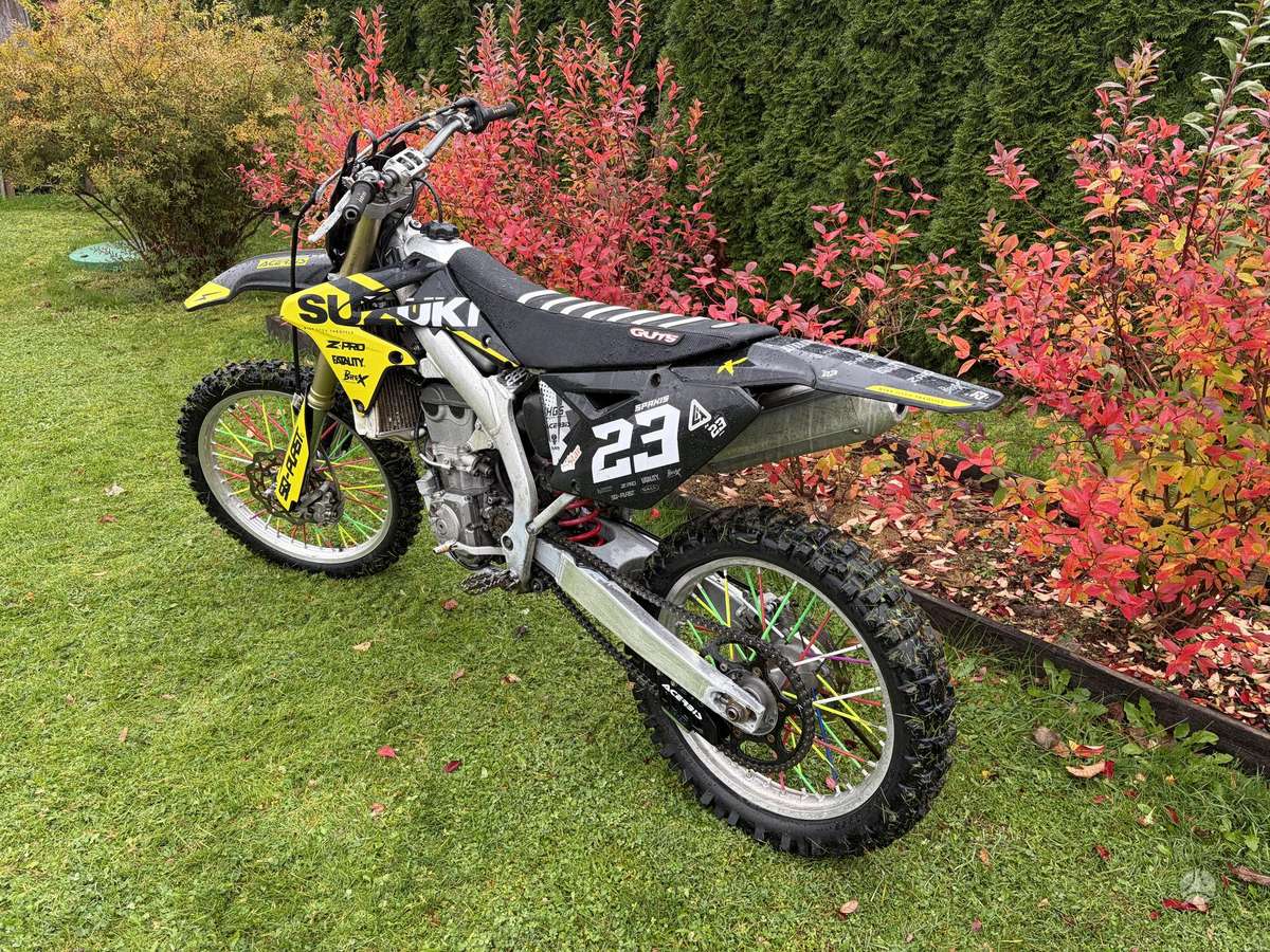 Suzuki RMZ 2011 — салон