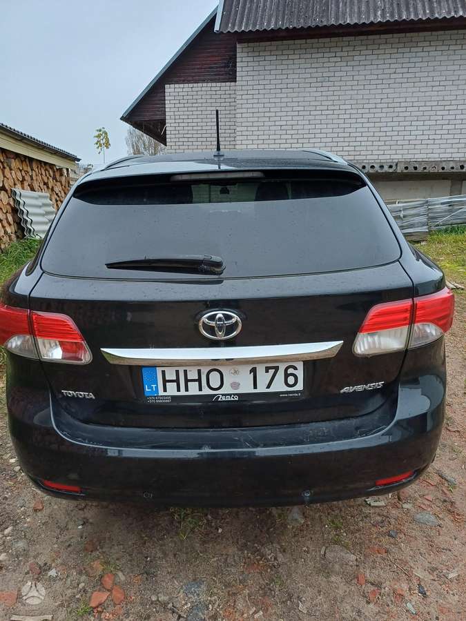 Toyota Avensis 2012 — rear view