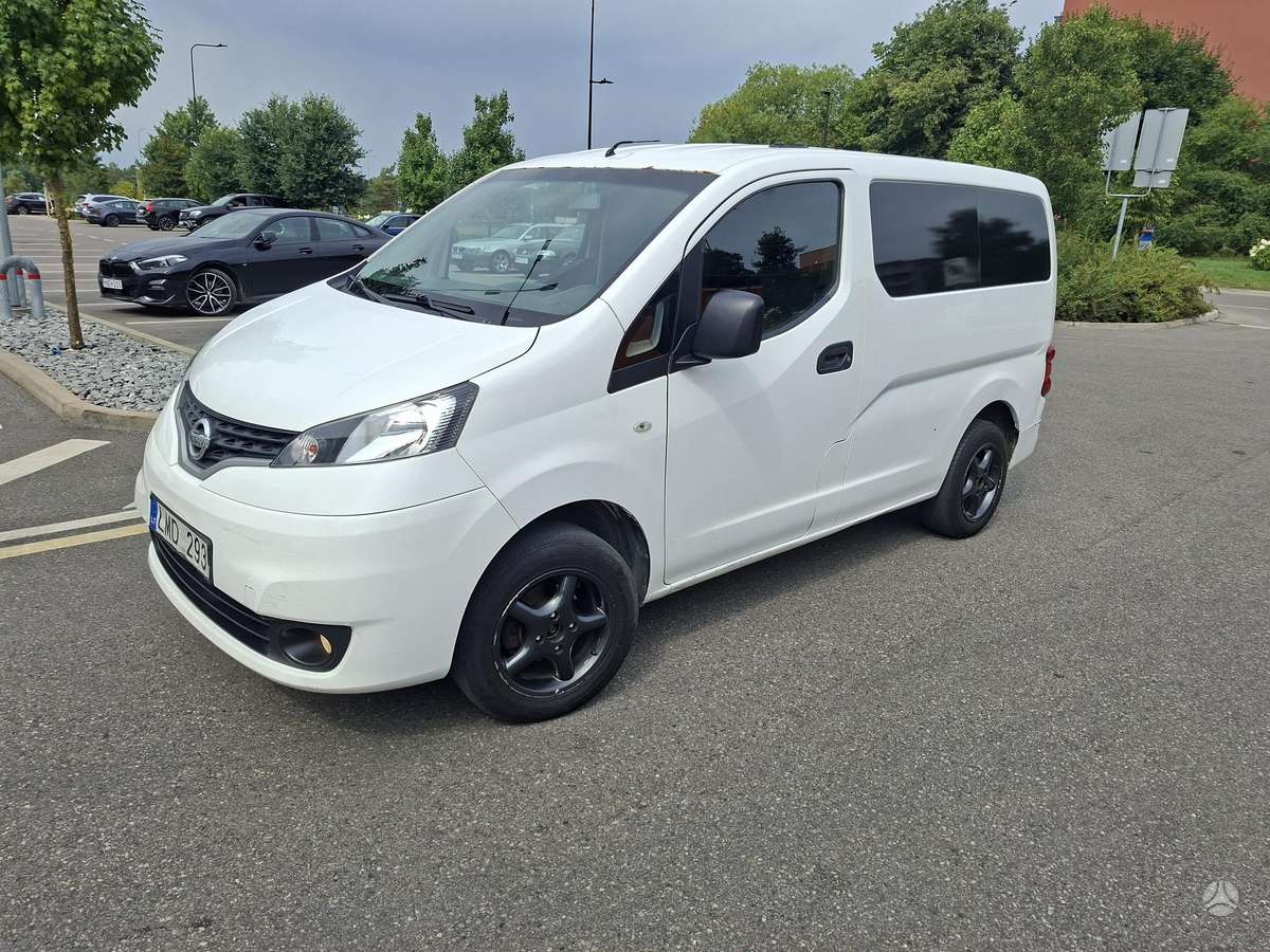Nissan NV200 2012 — rear view