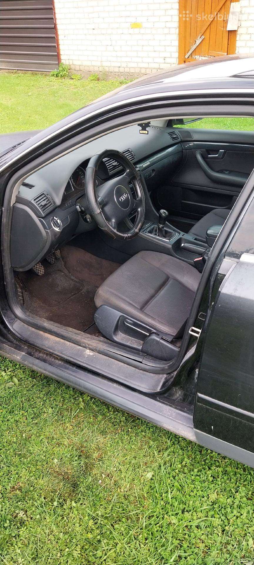 Audi A4 2004 — салон