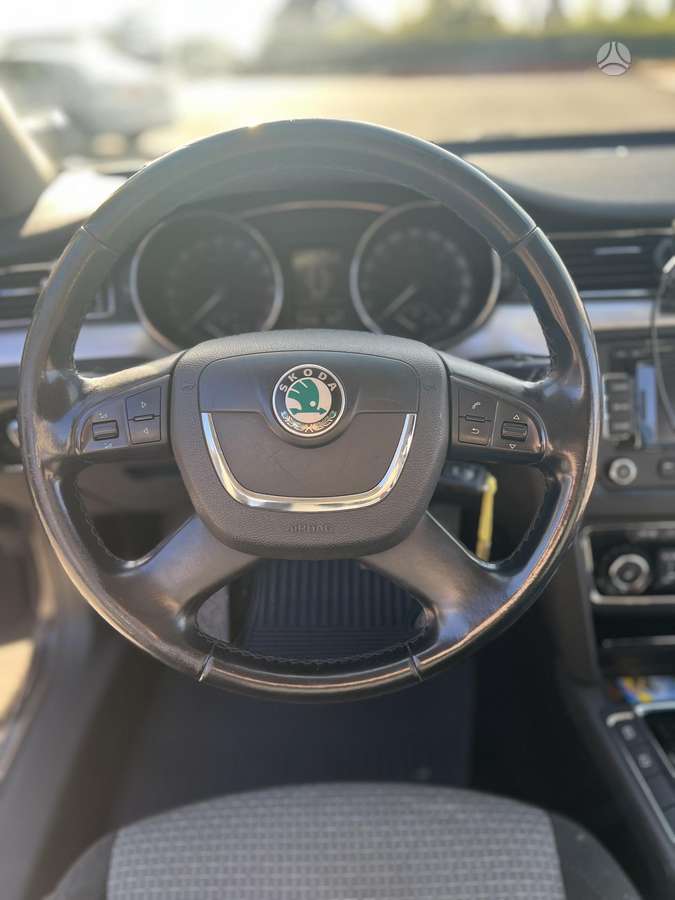Skoda Superb 2010 — rear view