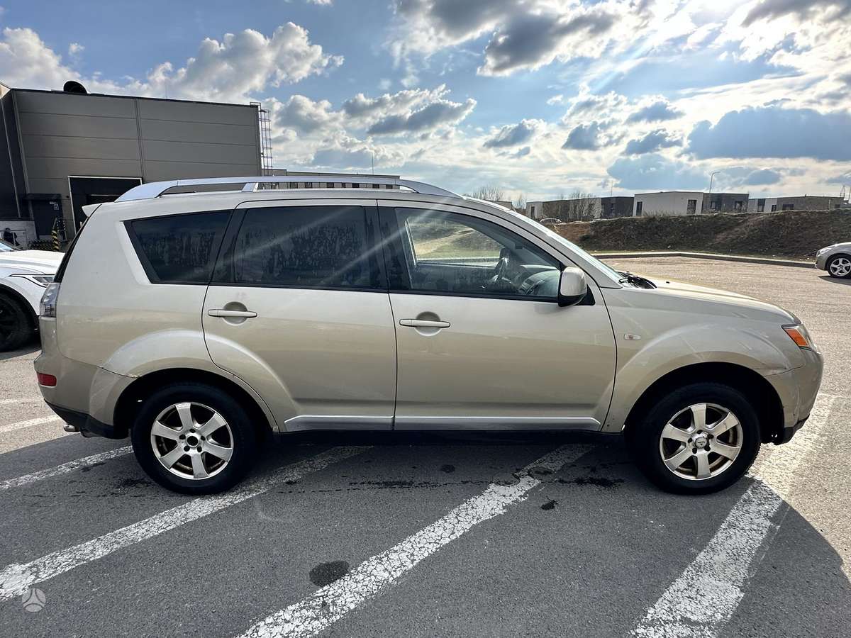 Mitsubishi Outlander 2009 — салон