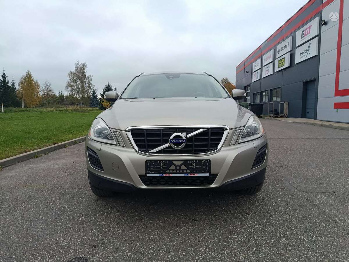 Volvo XC60 2011 — rear view