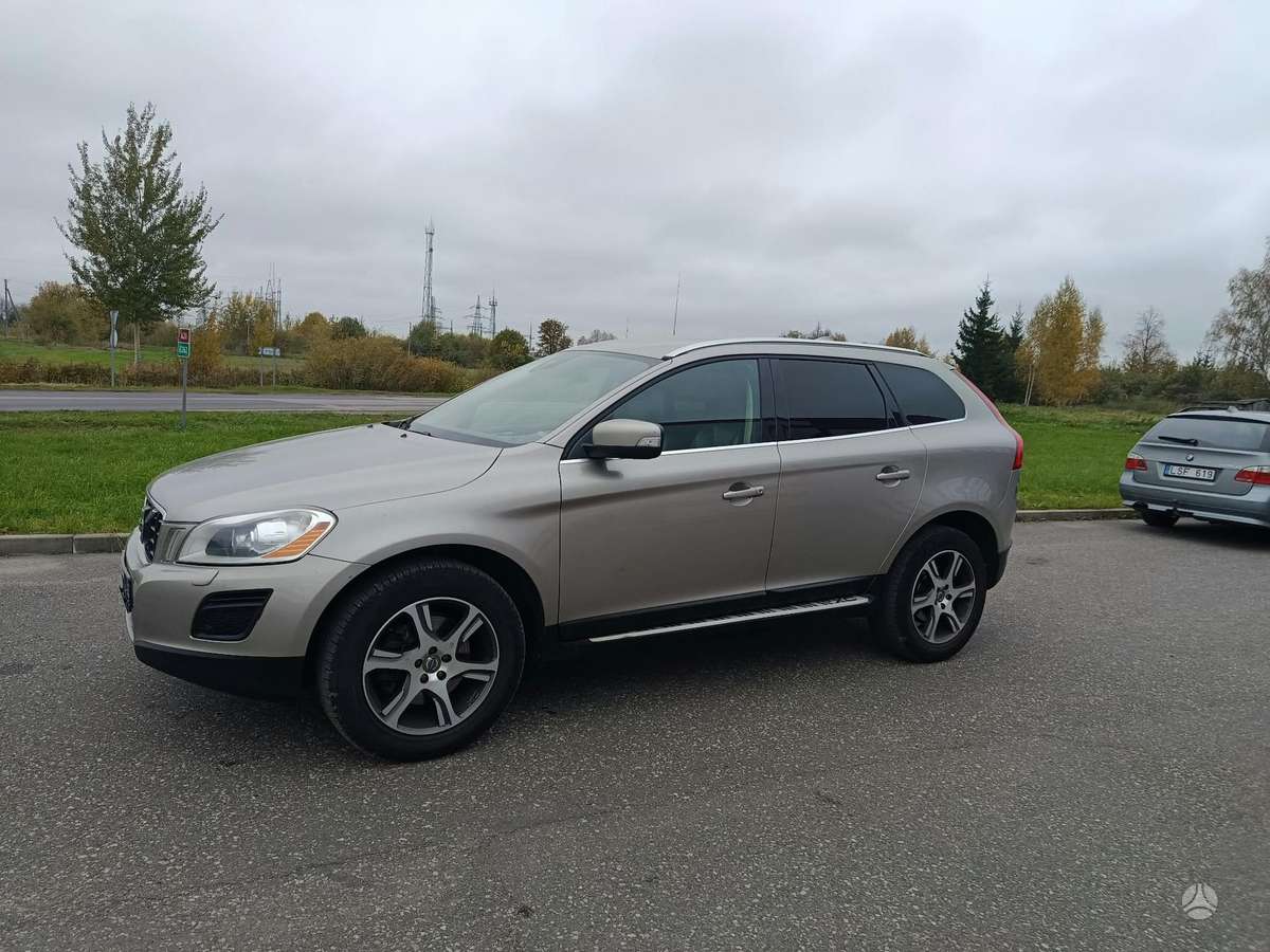 Volvo XC60 2011 — interior