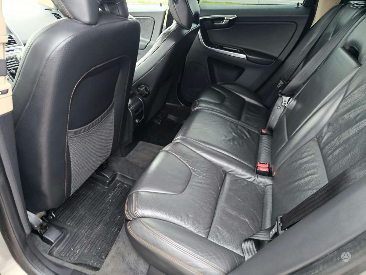 Volvo XC60 2011 — photo 7