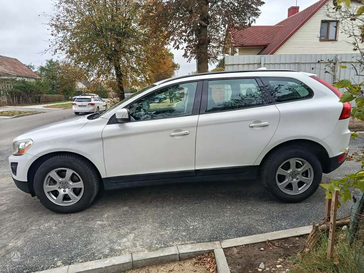 Volvo XC60 2010 — rear view