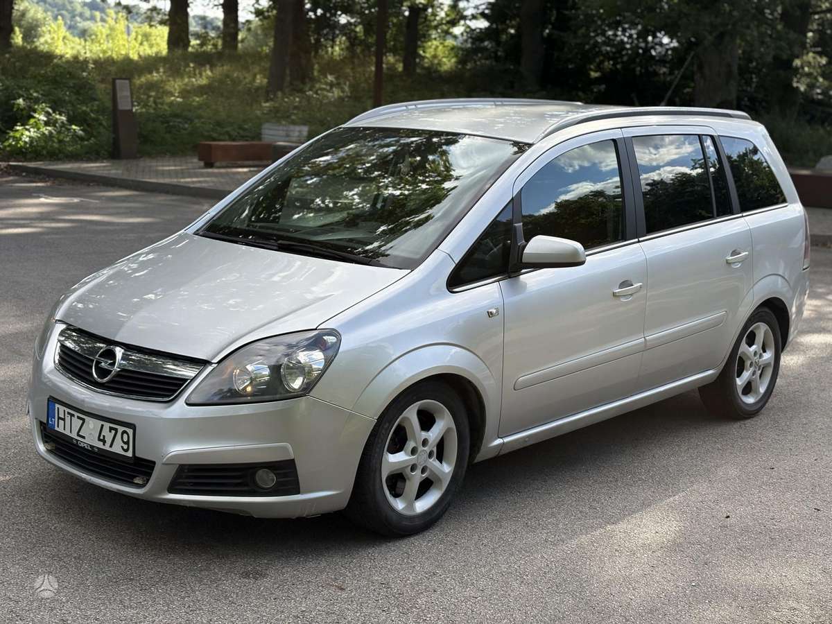 Opel Zafira 2005 — rear view