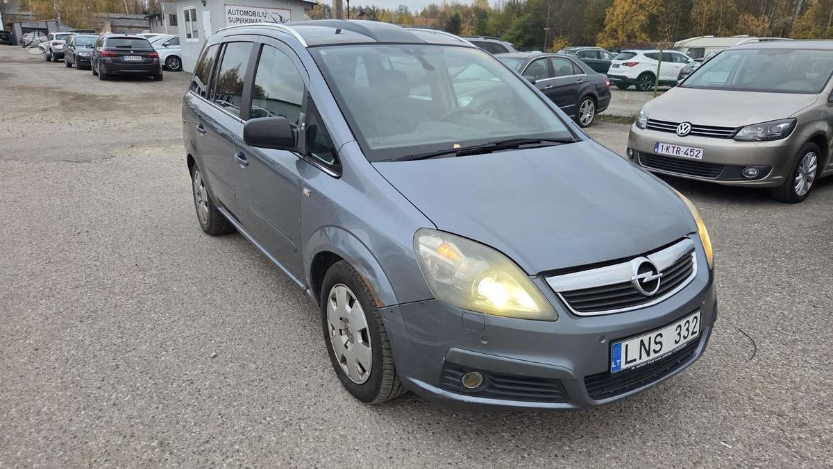 Opel Zafira 2007 — rear view