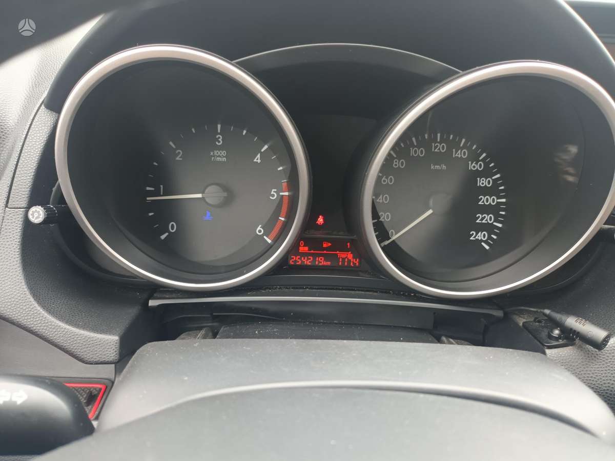 Mazda 5 2011 — photo 11