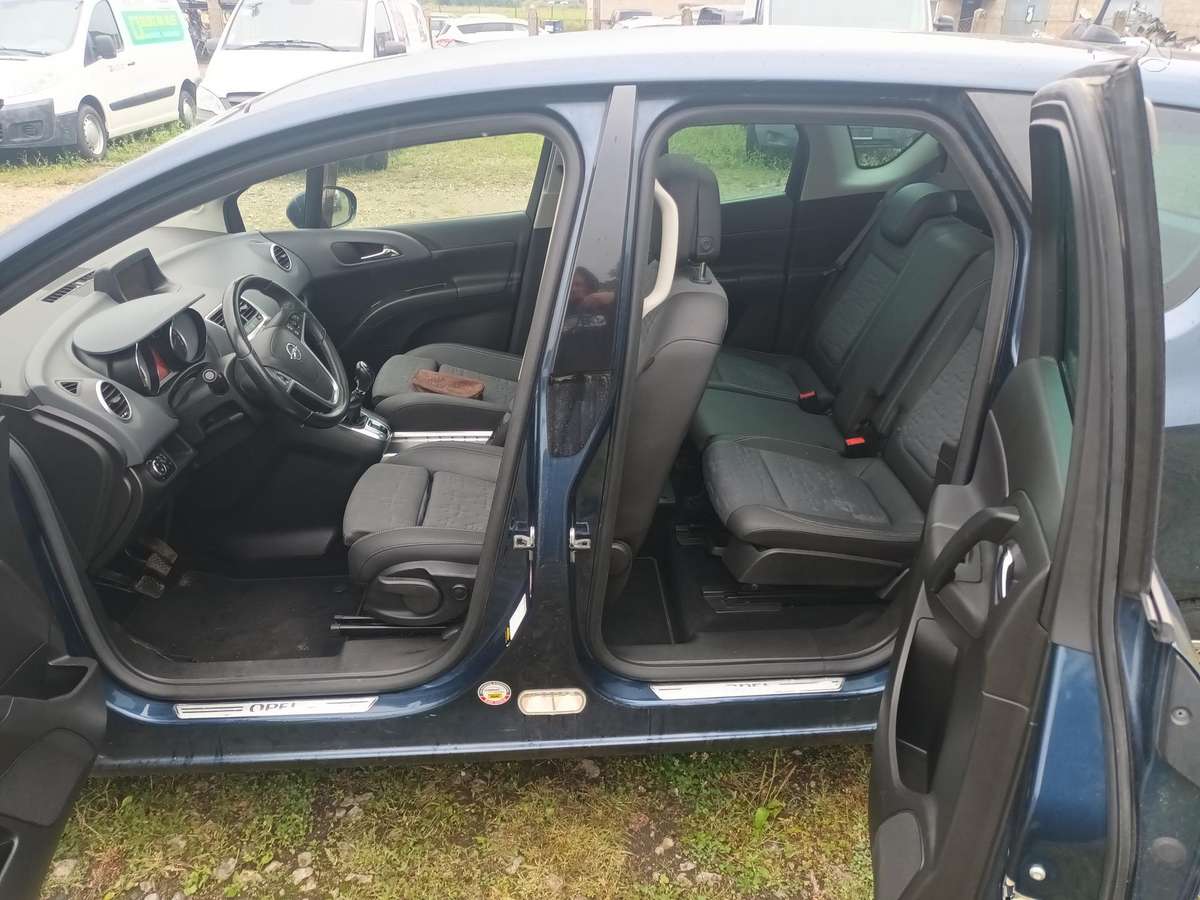 Mazda 5 2011 — photo 13