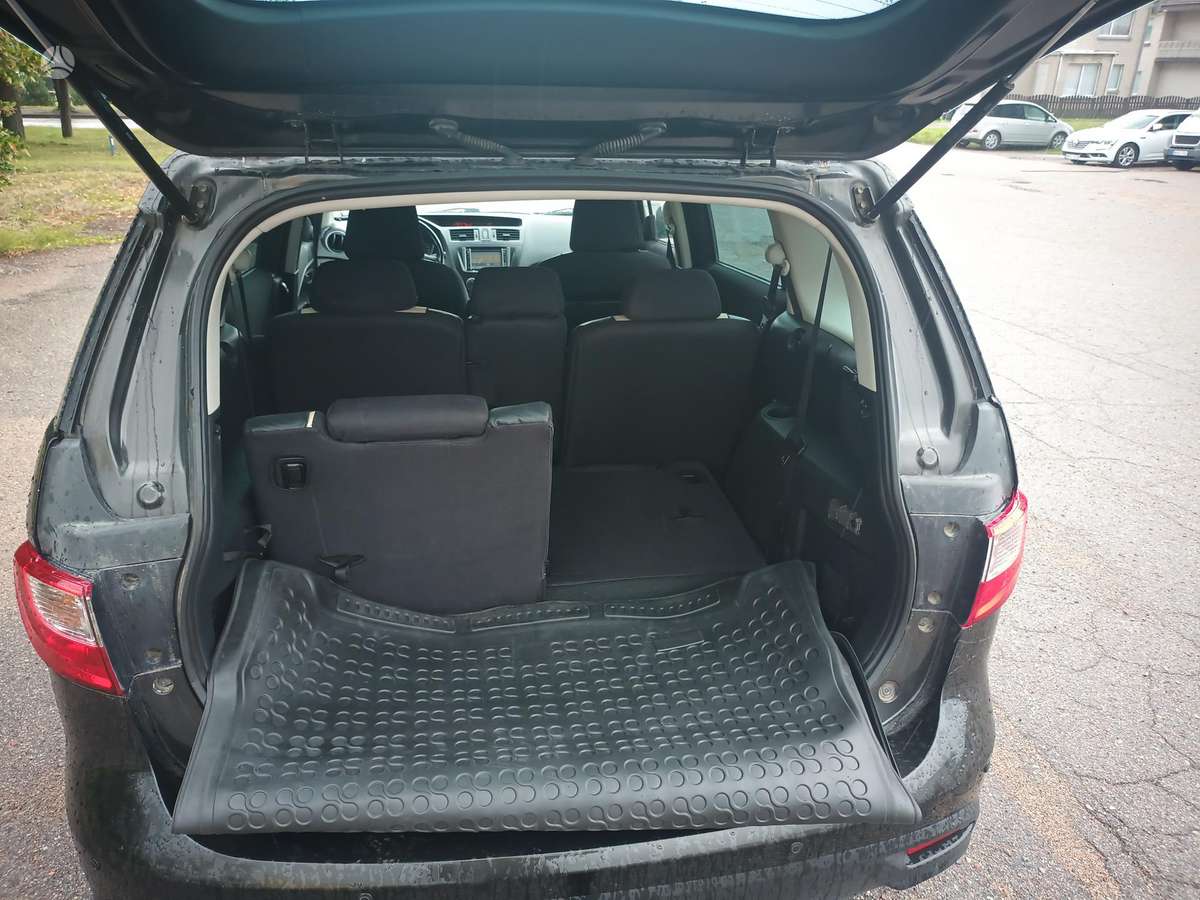 Mazda 5 2011 — photo 16
