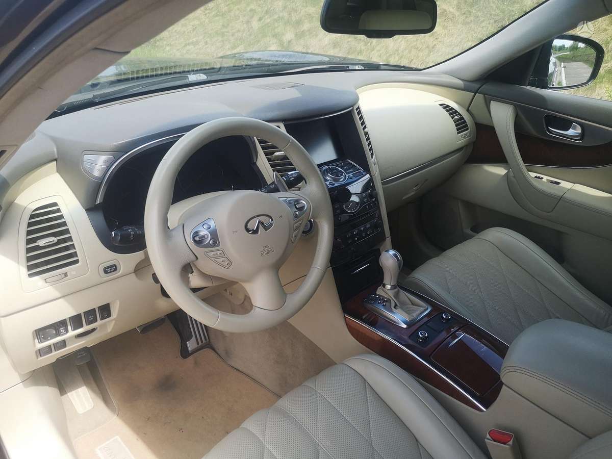 Infiniti FX30 2010 — interior