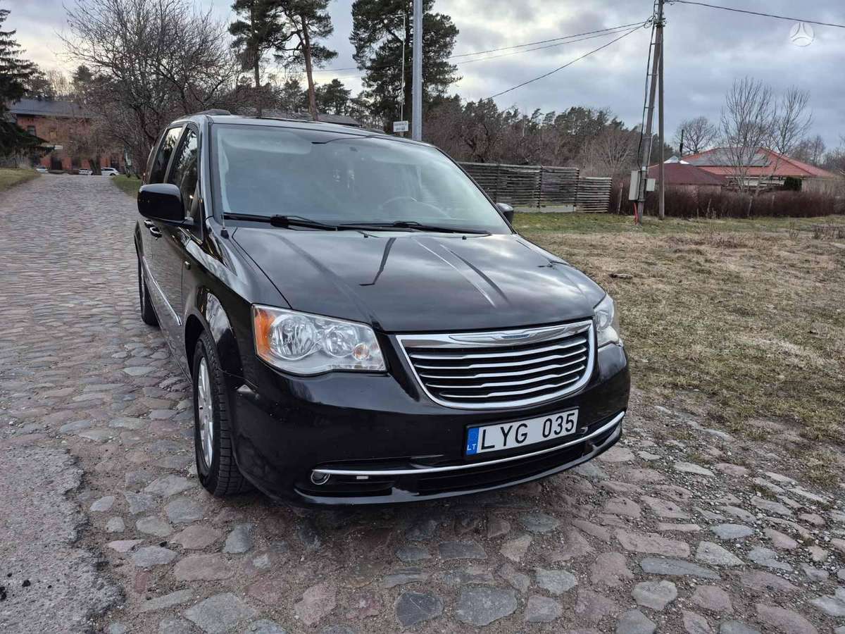 Chrysler Town 2015 — rear view