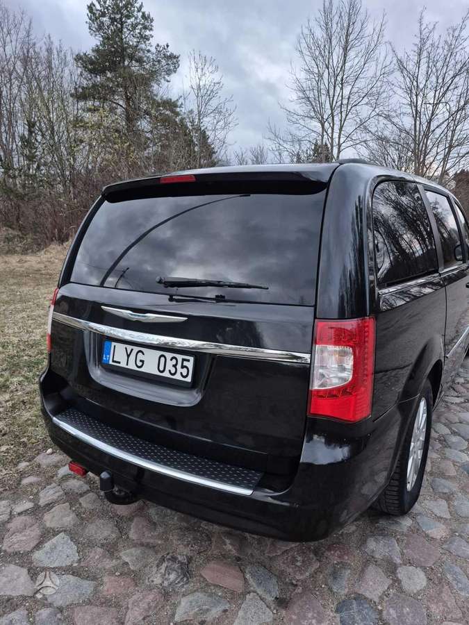 Chrysler Town 2015 — engine 3600 cm³, 287 HP (211kW)