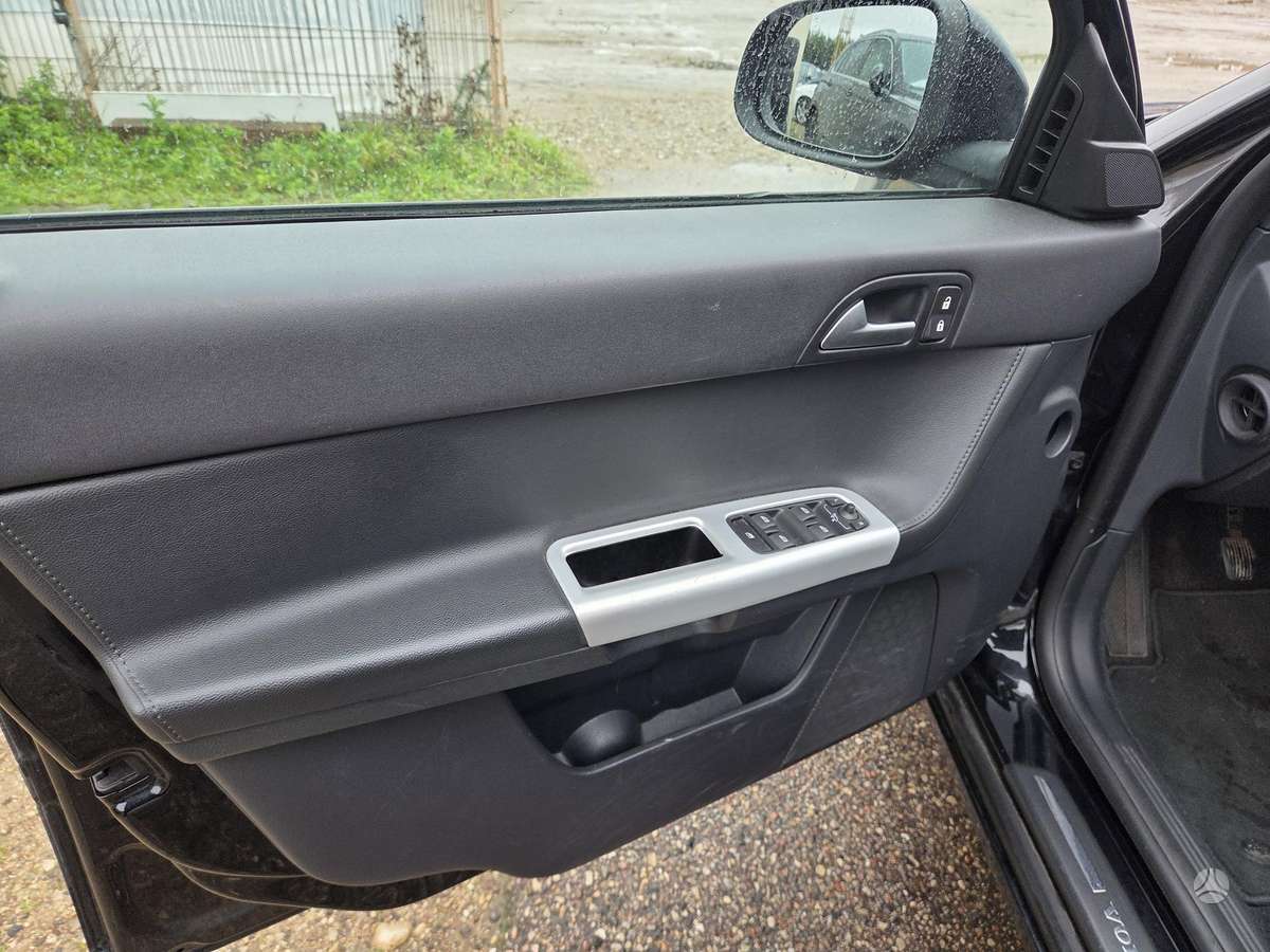 Volvo V50 2012 — photo 14