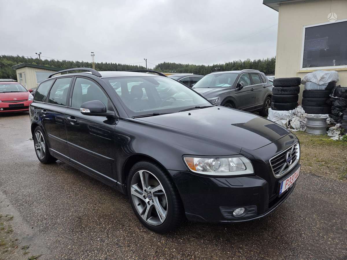 Volvo V50 2012 — interior