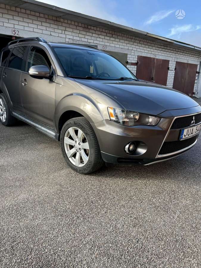 Mitsubishi Outlander 2010 — rear view
