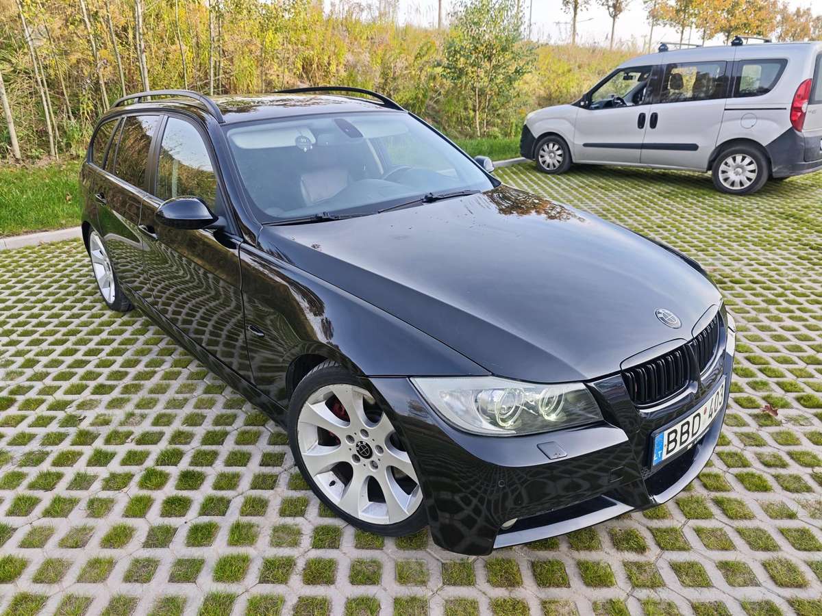 BMW 330 2007 — вигляд ззаду