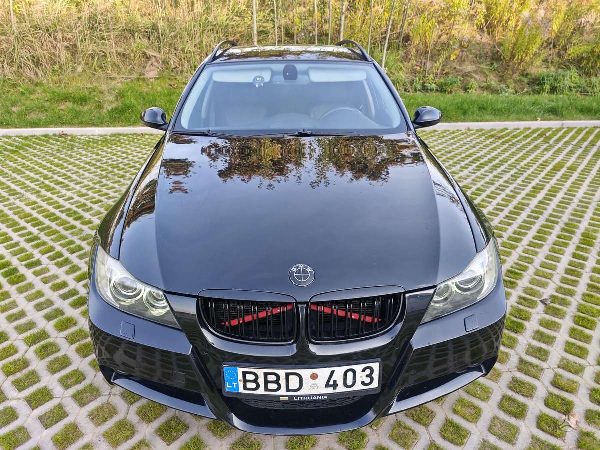 BMW 330 2007 — салон