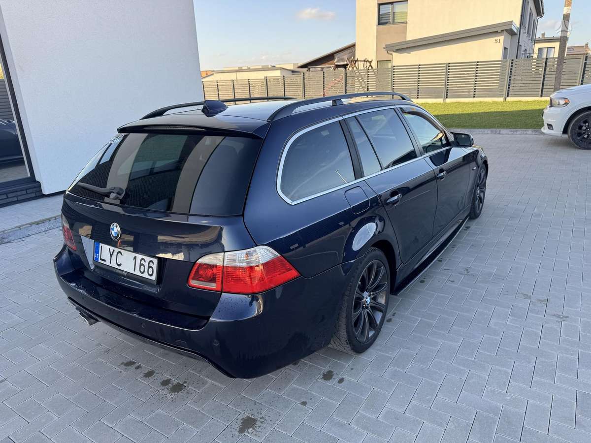 BMW 530 2005 — rear view