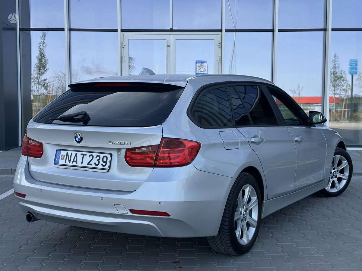 BMW 320 2012 — салон