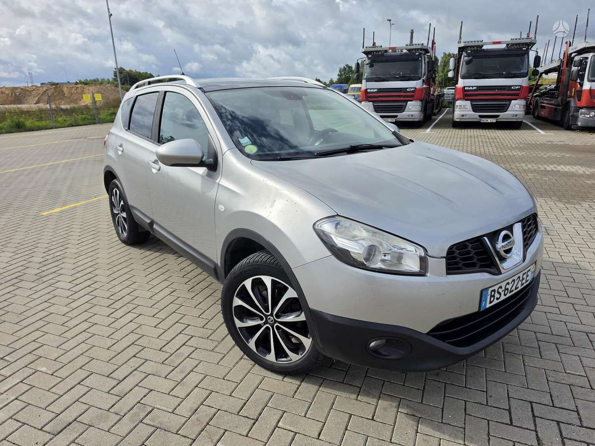 Nissan Qashqai 2011 — rear view