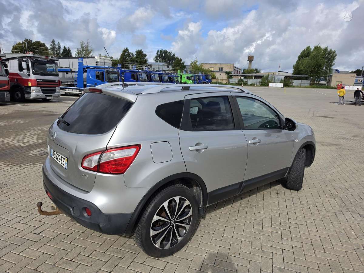 Nissan Qashqai 2011 — interior