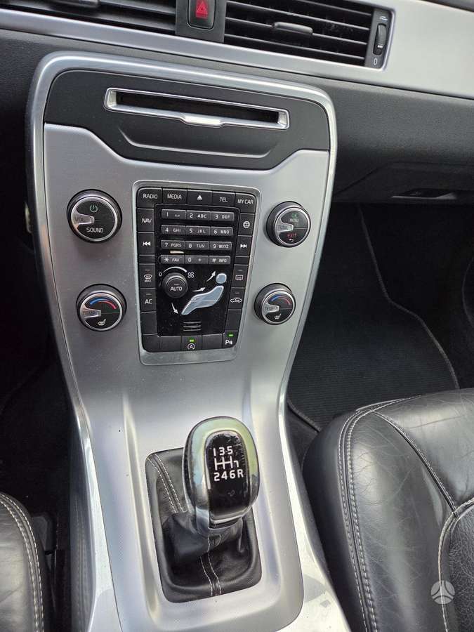 Volvo V70 2015 — photo 15