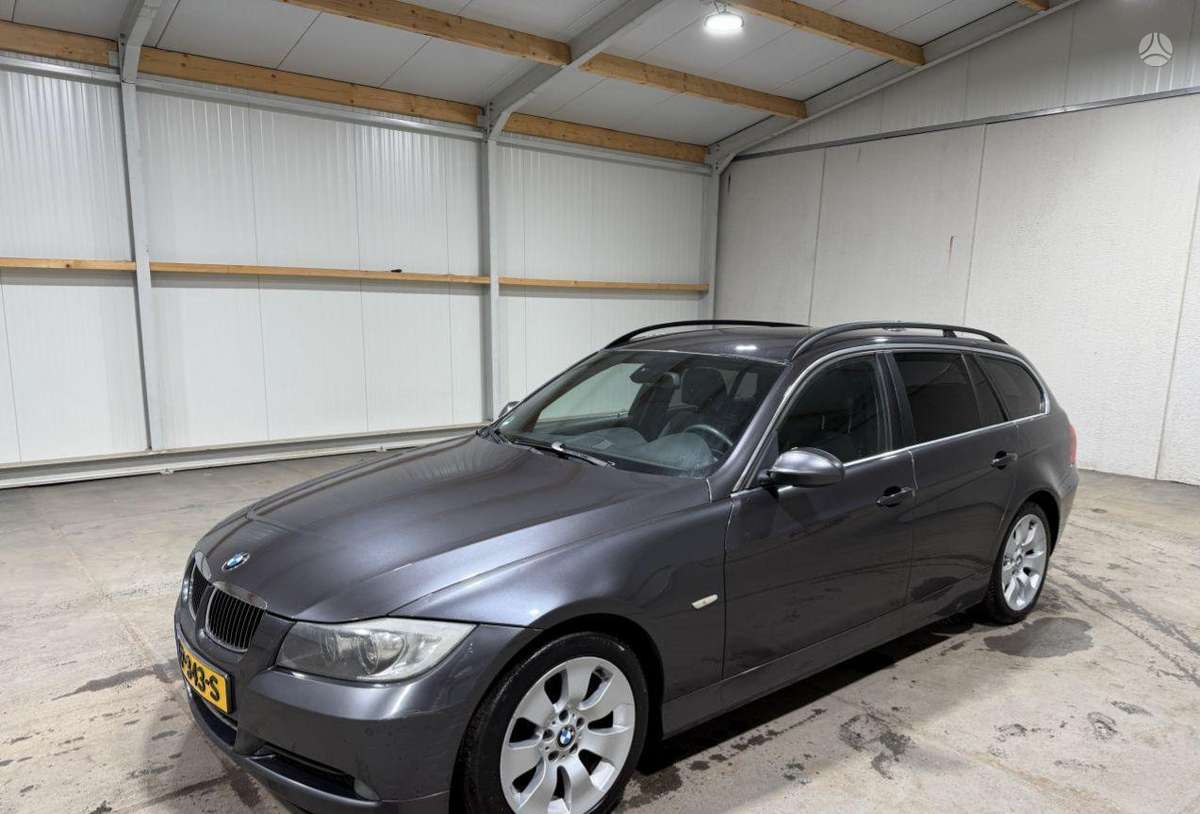 BMW 325 2008 — вигляд ззаду