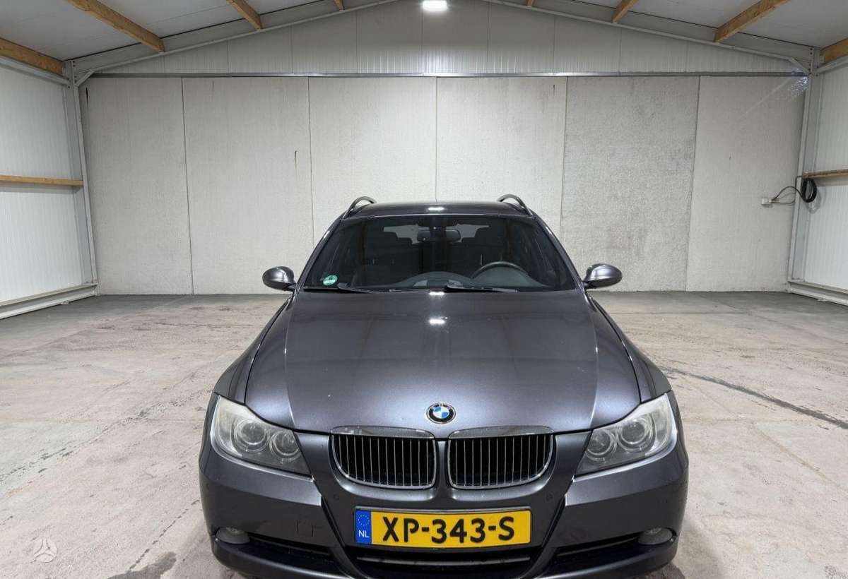 BMW 325 2008 — салон