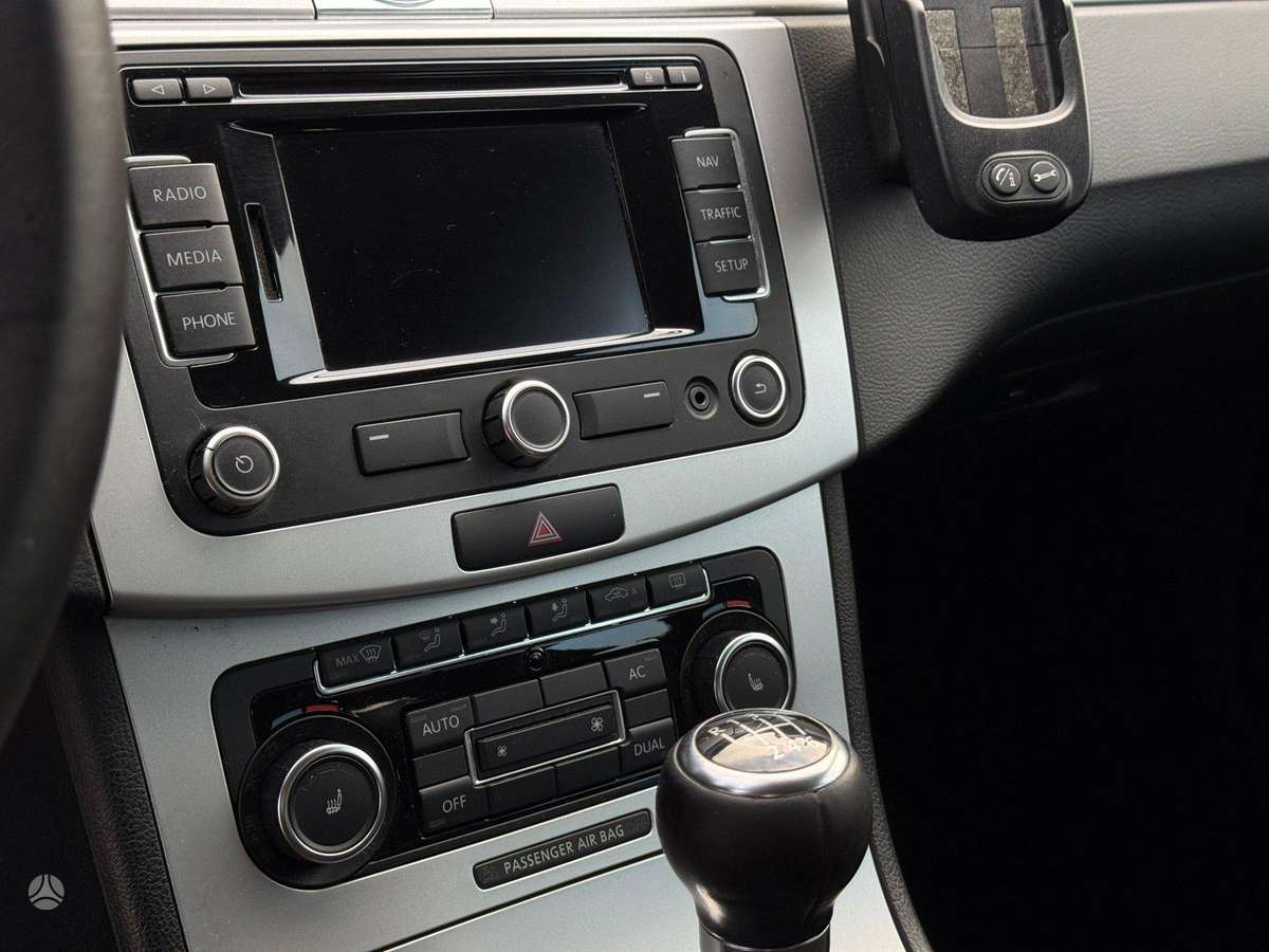 Volkswagen Passat 2011 — photo 11