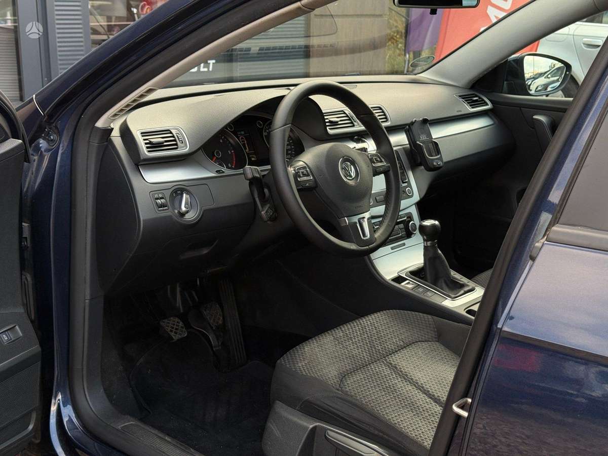 Volkswagen Passat 2011 — photo 12