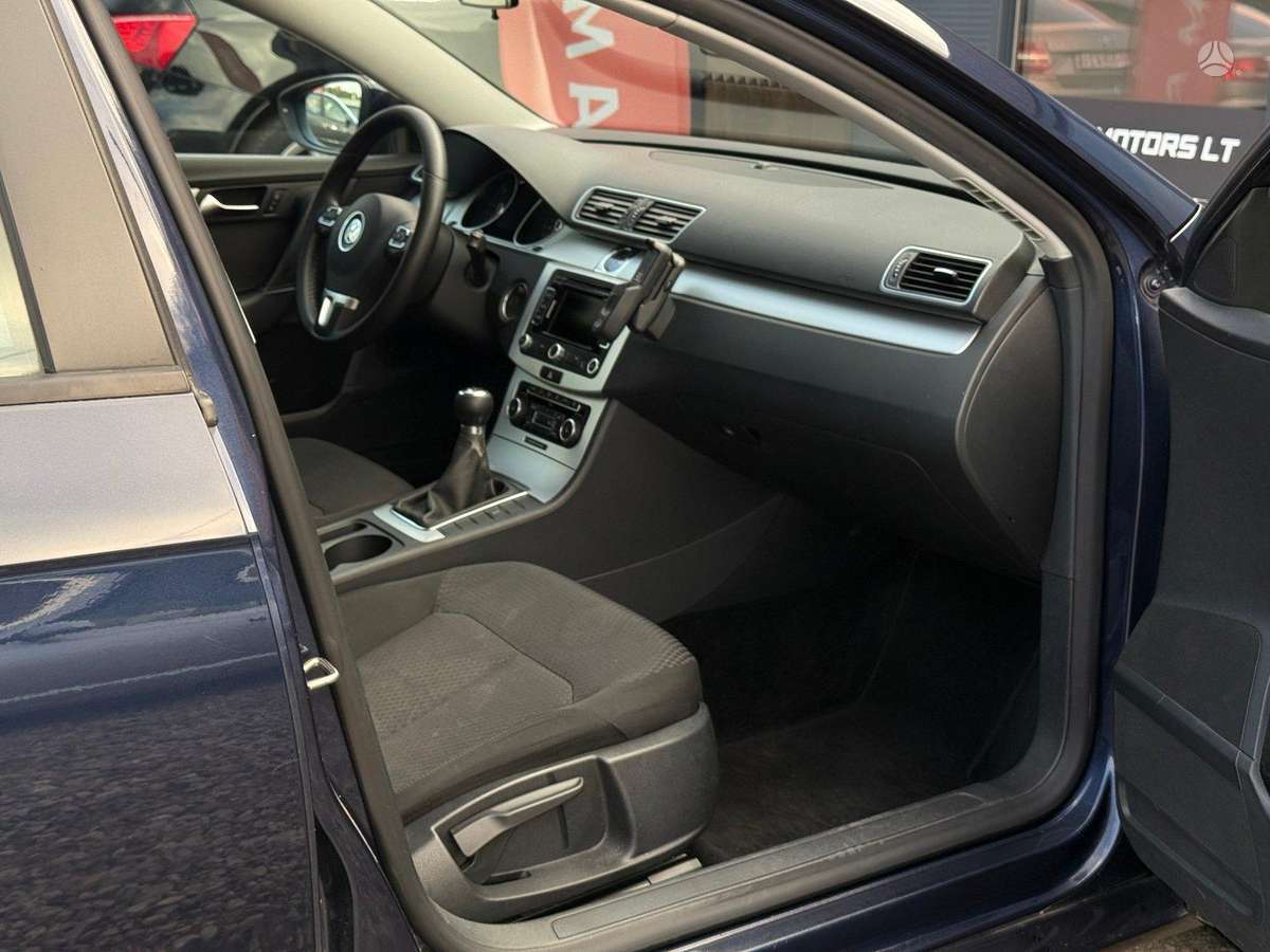 Volkswagen Passat 2011 — photo 16
