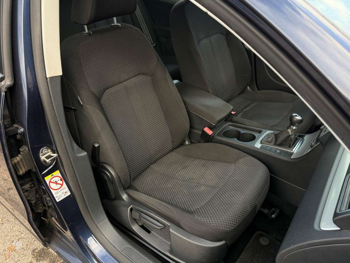 Volkswagen Passat 2011 — photo 17