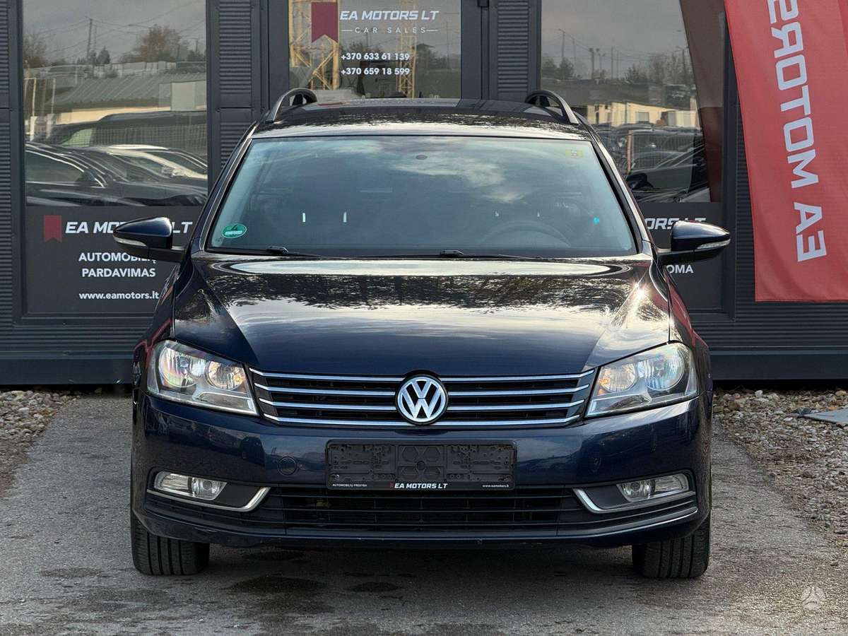 Volkswagen Passat 2011 — rear view