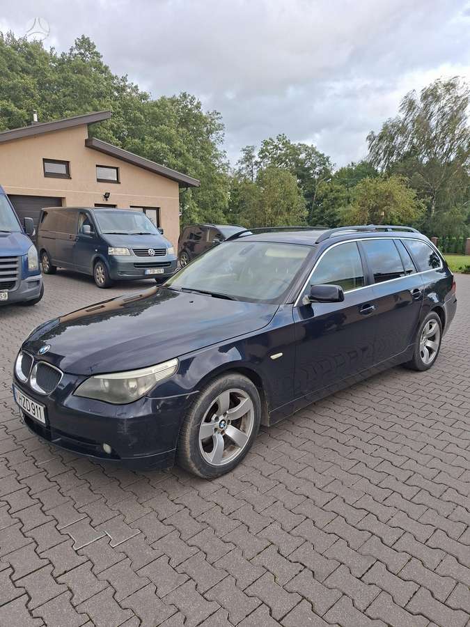 BMW 520 2006 — rear view