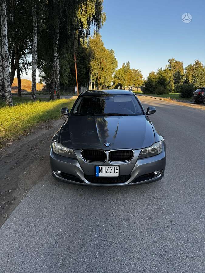 BMW 320 2011 — rear view