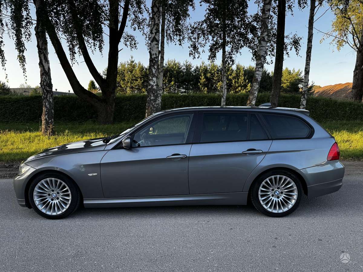 BMW 320 2011 — interior