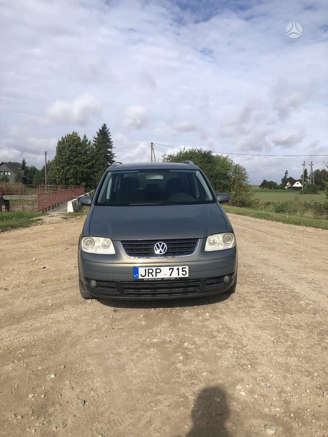 Volkswagen Touran 2004 — rear view