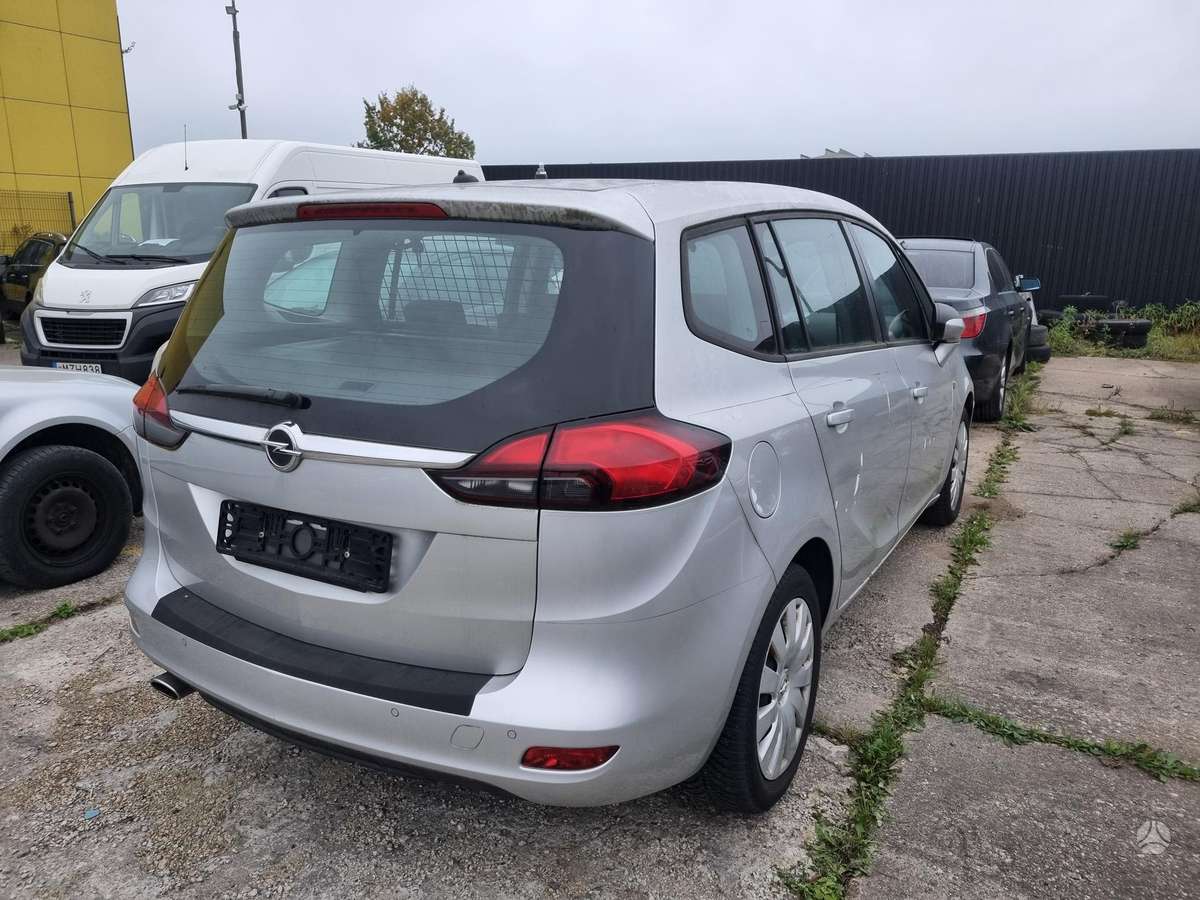 Opel Zafira 2014 — вигляд ззаду