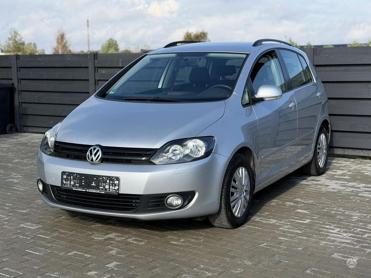 Volkswagen Golf 2012 — салон